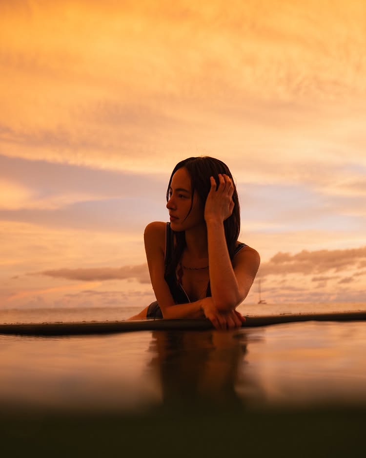 ณิชา ณัฏฐณิชา กับทริปพักใจ ใส่วันพีซชวนหวิวเล่นกระดานโต้คลื่น