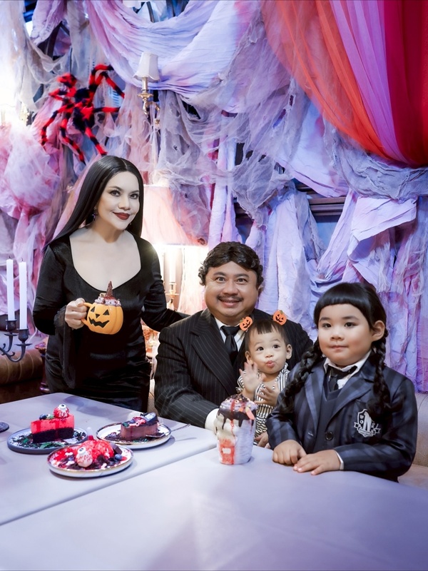 หนูแหม่ม สุริวิภา ควง บ๊อบบี้ และลูก ๆ แต่งผีฮาโลวีน Addams Family