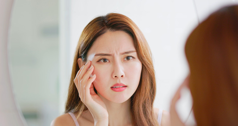 ริ้วรอยตื้นบนใบหน้า สาเหตุ วิธีป้องกัน ขั้นตอนดูแลผิว