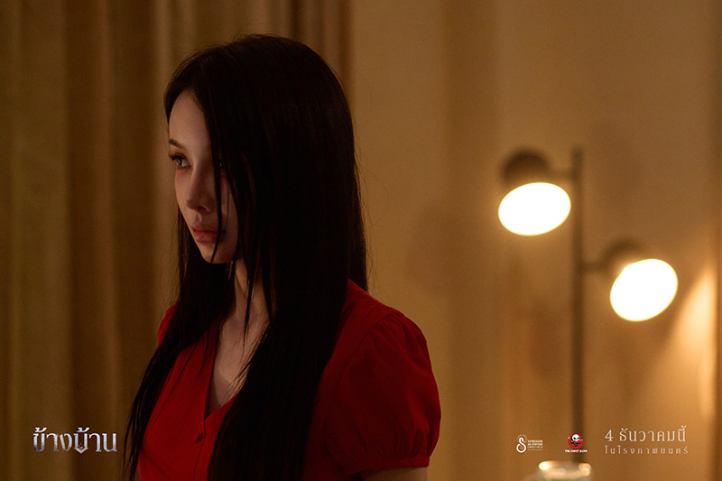 นางเอกผี หนังไทย หนัง ข้างบ้าน โบกี้ไลอ้อน ณิชชาฎา รับบท ผีชุดแดง