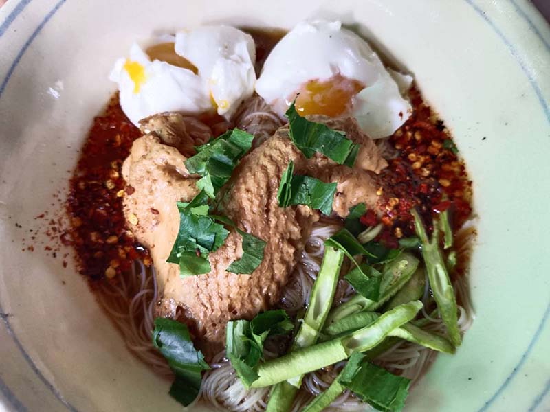 ก๋วยเตี๋ยวไก่ตุ๋นเตาถ่าน