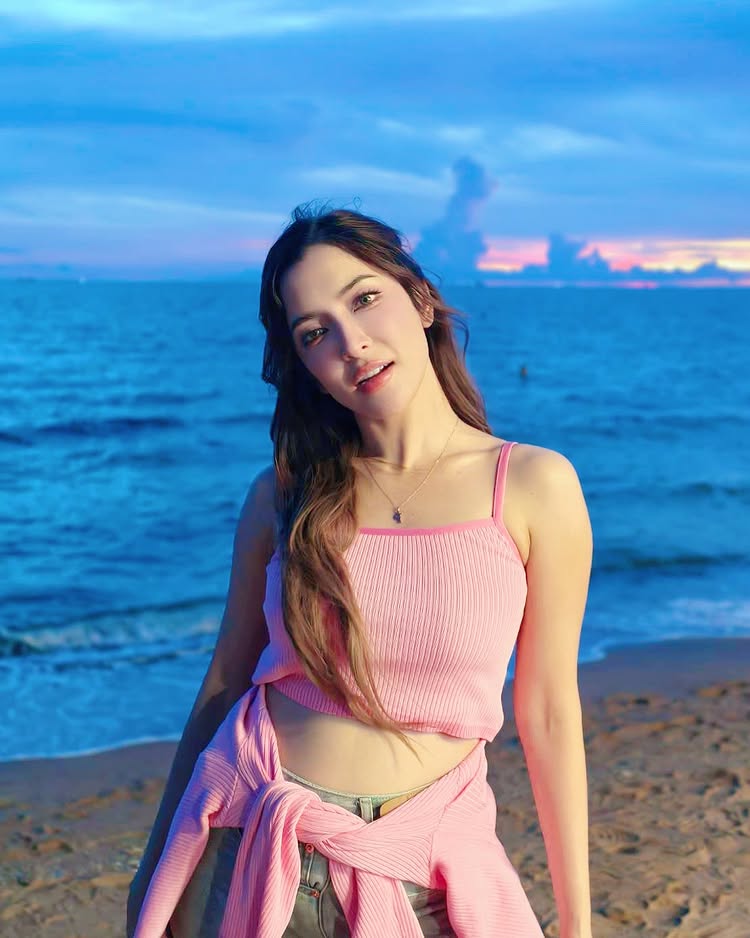 พิ้งค์กี้ สาวิกา กับชุดเที่ยวทะเลสุดเซ็กซี่ สีแดงแรงฤทธิ์ เร้าร้อนไม่แผ่ว