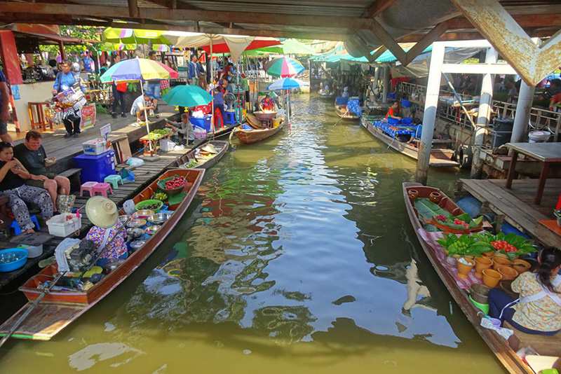 นั่งเรือเที่ยว