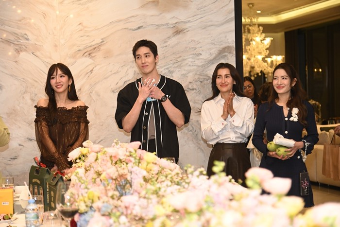 ส่องของขวัญ อั้ม พัชราภา จับสลากปีใหม่ มาดามแป้ง ได้อะไร 