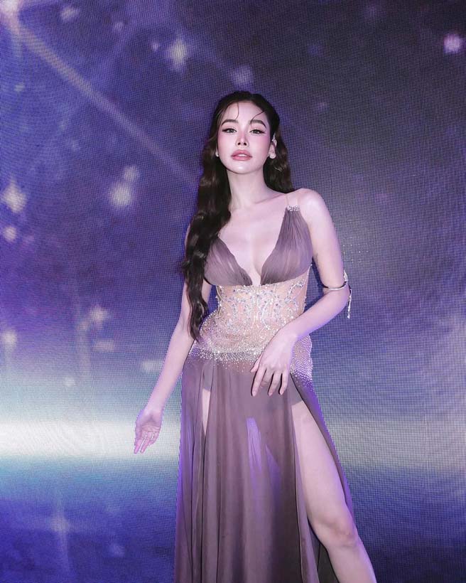 อิงฟ้า วราหะ นุ่งเดรสเว้าอกลึก เขย่าเวทีมิสแกรนด์ไทยแลนด์ 2025 สวยเซ็กซี่เกินต้าน