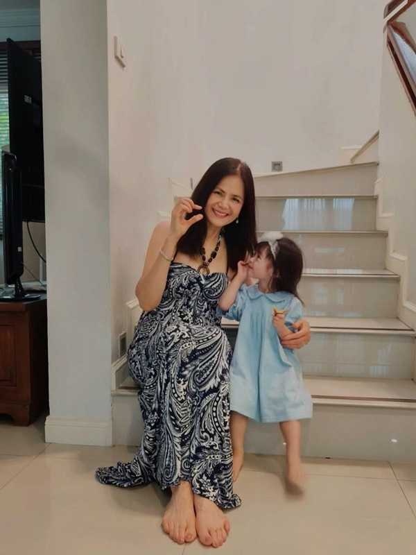 ภาพคุณย่าแหม่ม พลอยไพลิน แม่ของ เวียร์ ศุกลวัฒน์ - น้องวิริน 