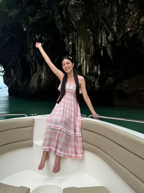 เอวา ปวรวรรณ โพสต์ภาพพักผ่อนที่โรงแรมหรูกระบี่ คนโฟกัสชุดชมพูสุดแซ่บ