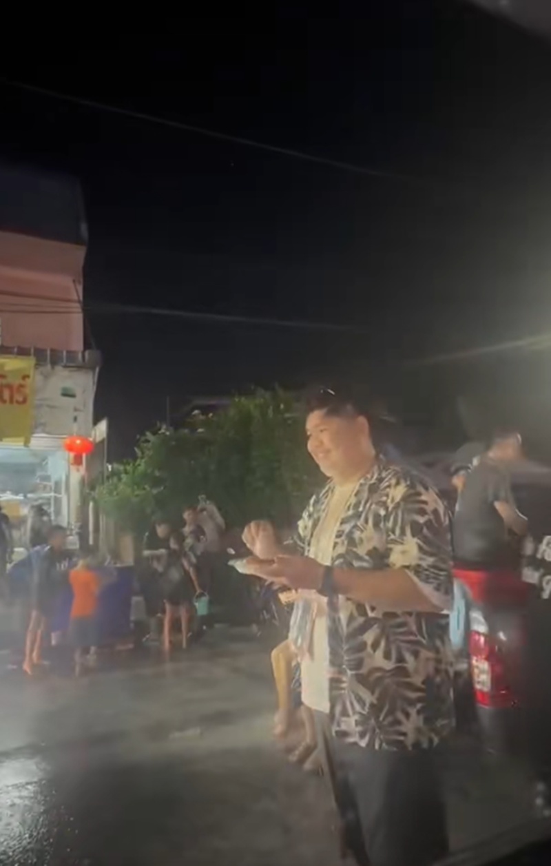 ป้อนข้าวเด็ก