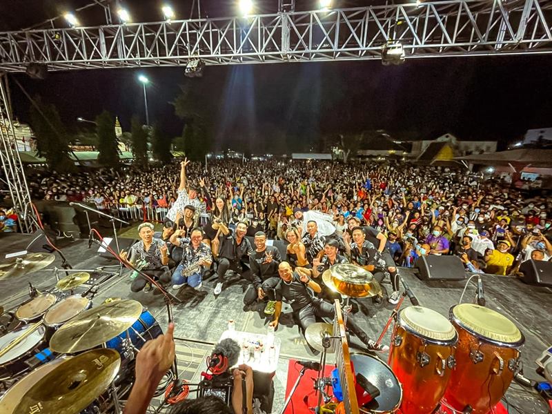 บอล เชิญยิ้ม โชค รถแห่