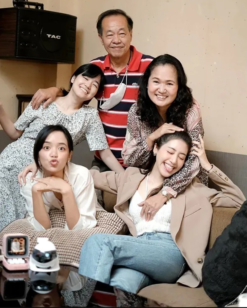 เปิดสาเหตุดราม่าครอบครัว พิม พิมประภา ปมแม่โพสต์เดือด ชี้ชีวิตสุดต่าง เที่ยวไร้เงาแม่ 