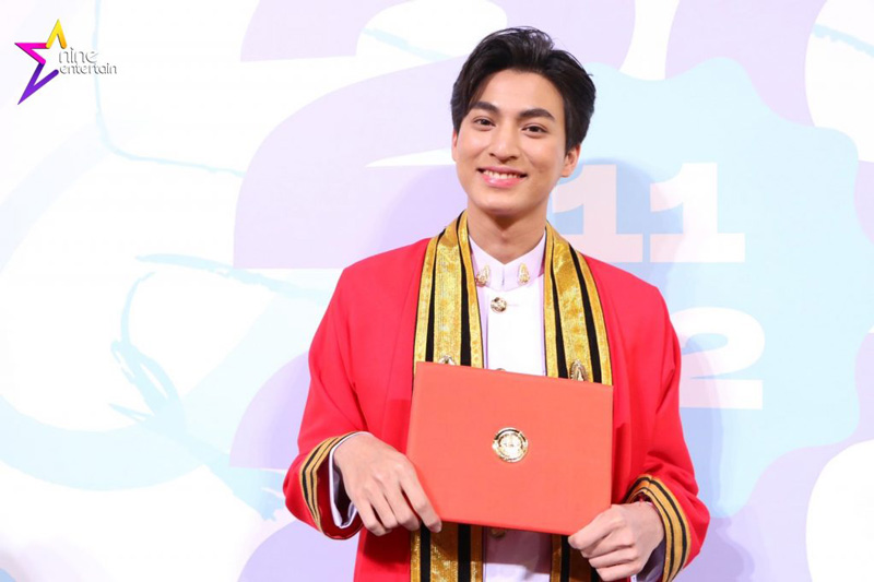 กลัฟ คณาวุฒิ รับปริญญา