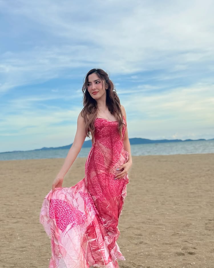 พิ้งค์กี้ สาวิกา กับชุดเที่ยวทะเลสุดเซ็กซี่ สีแดงแรงฤทธิ์ เร้าร้อนไม่แผ่ว