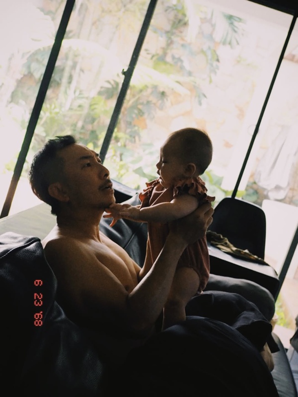 ภาพน้องโซอี้ ลูกสาว โจอี้ บอย อวดลุคทะเลสุดคิ้วท์