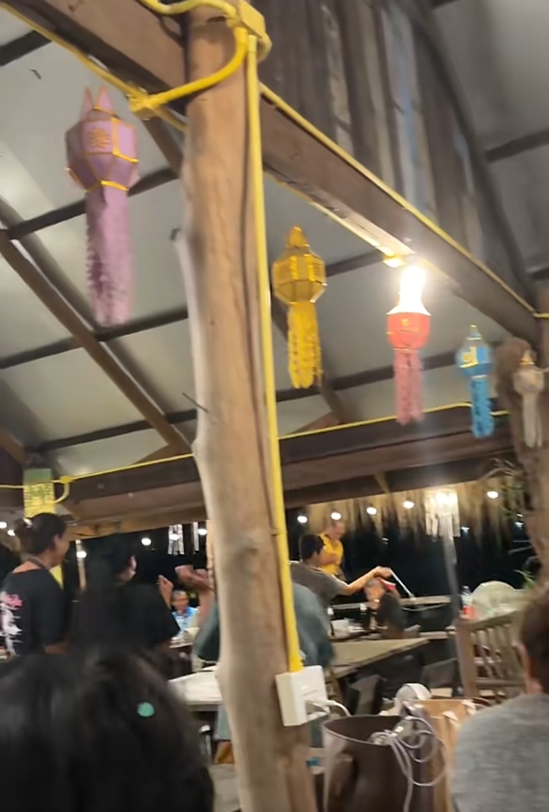 งูเข้าร้าน