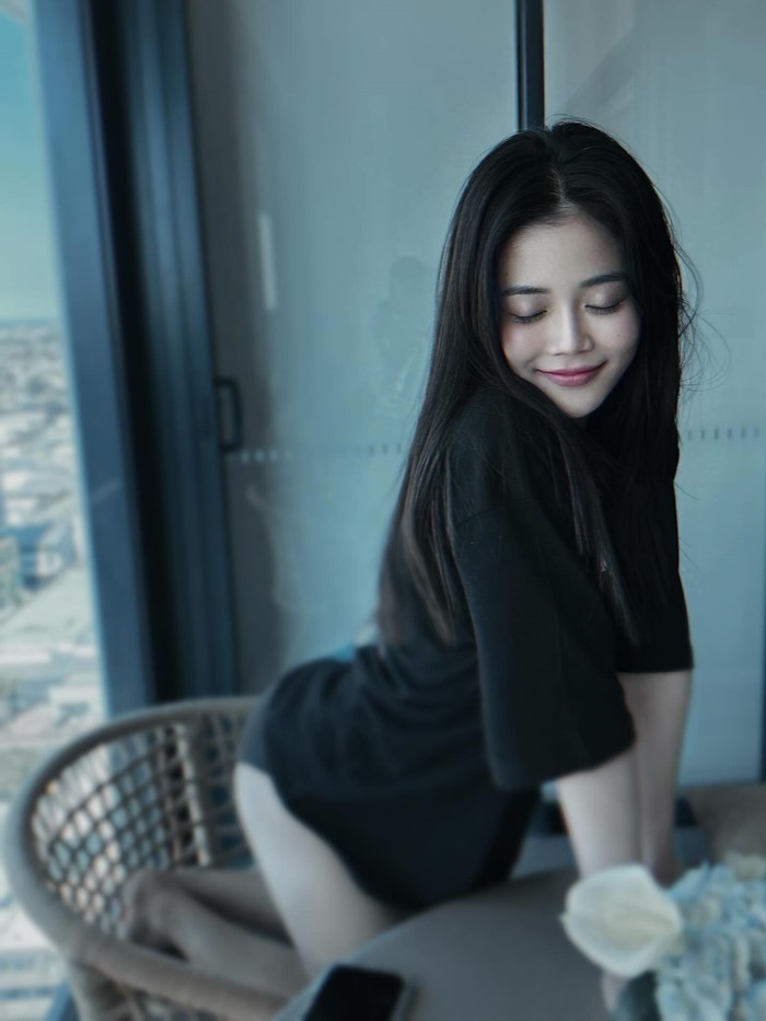 ลำใย ไหทองคำ อวดลุควันหยุดชิล ๆ แต่ท่าโพสแซ่บซู้ดปาก