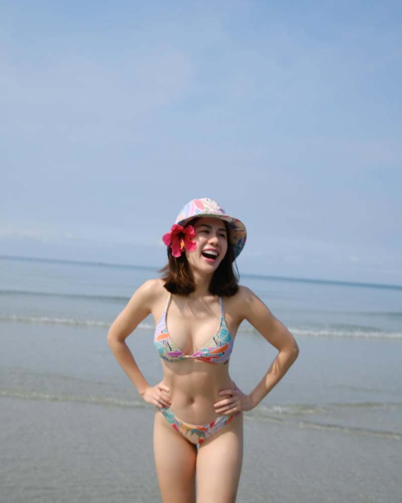 พลอย ภัทรากร นุ่งบิกินี่ โชว์หุ่นสวย อกอึ๋มเบา ๆ ริมหาด