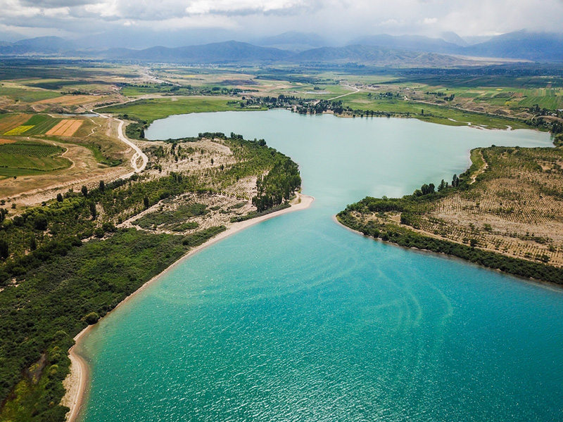 คีร์กีซสถาน ทะเลสาบอิสสิกกุล (Issyk-Kul Lake)
