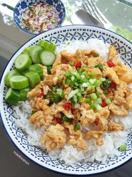 ผัดไข่ขยี้กับพริกสด