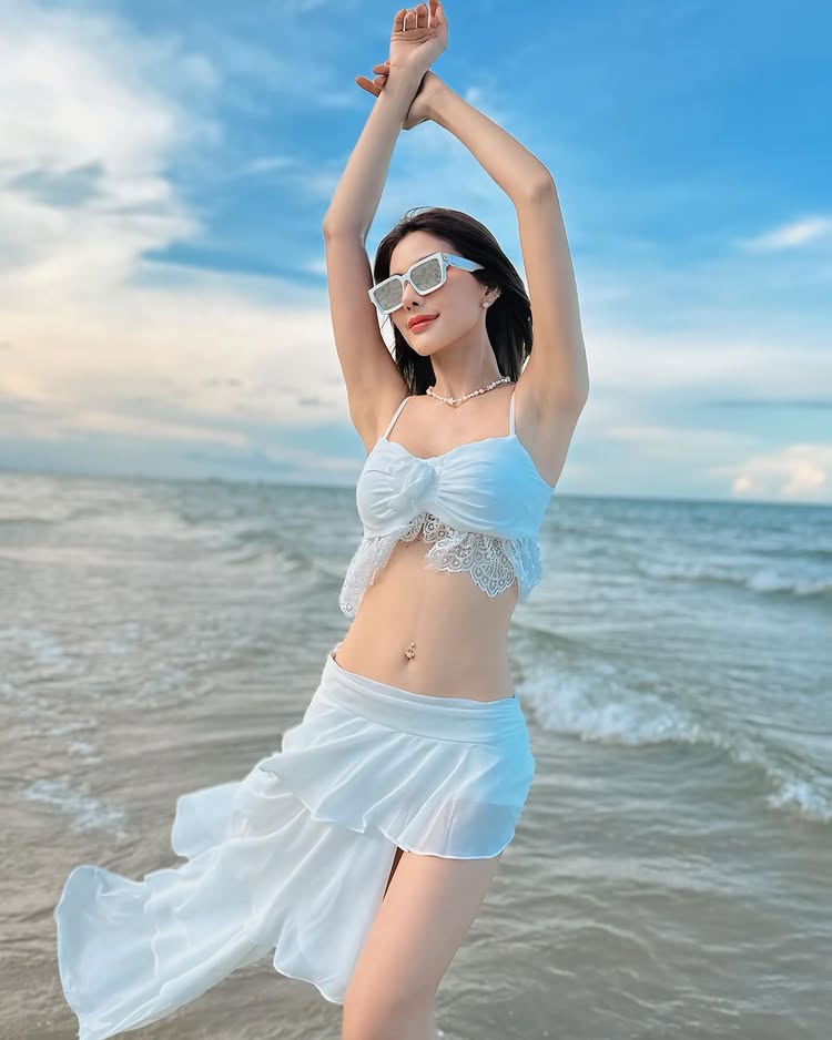 หนิง ปัทมา นักร้องลูกทุ่งสาวสุดฮอต นุ่งสั้น โชว์เอวบางเฉียบเจาะสะดือ