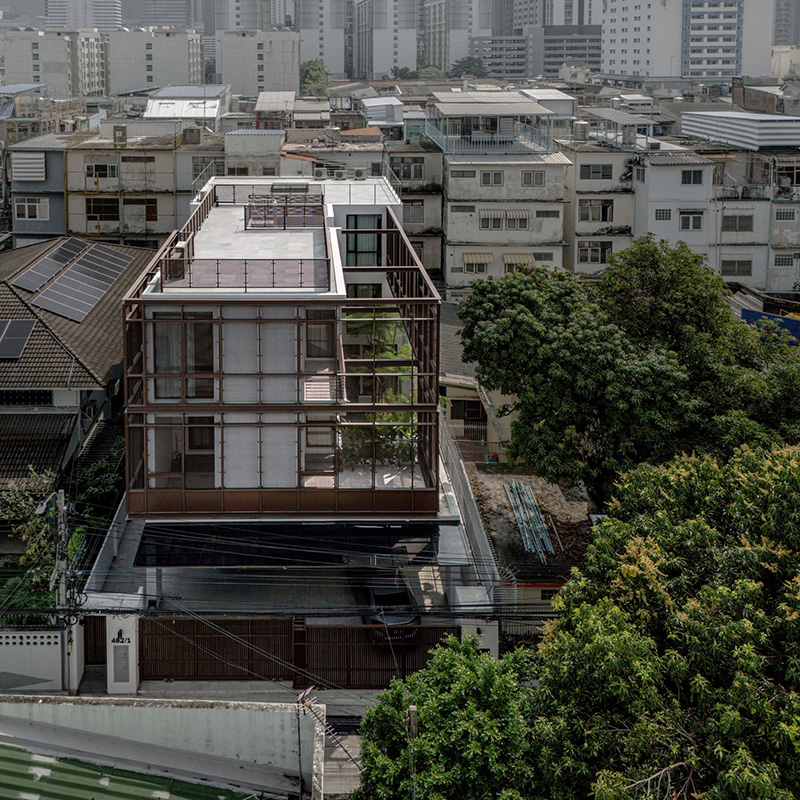 บ้านดินแดง แบบบ้านโมเดิร์นกลางกรุงเทพฯ ซ่อนคอร์ตยาร์ดสุดร่มรื่น