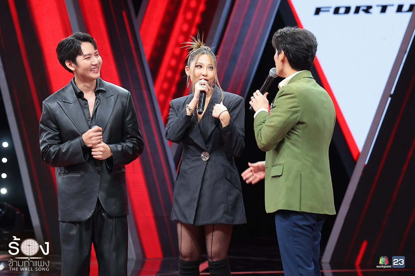 หวาย โทโมะ ร้องข้ามกำแพง