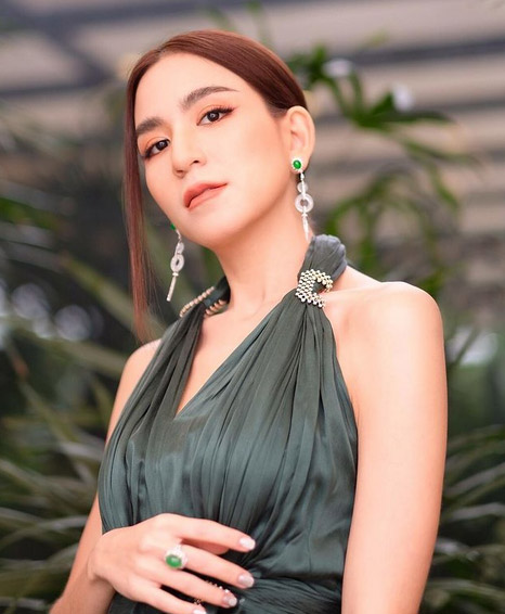 พลอย ชิดจันทร์