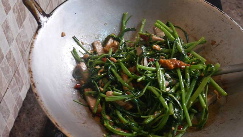 ผัดผักบุ้งหมูกรอบ