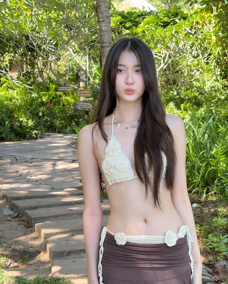 วิว เบญญาภา ส่งภาพเซ็กซี่เบา ๆ ในชุดทูพีซท่อนบน