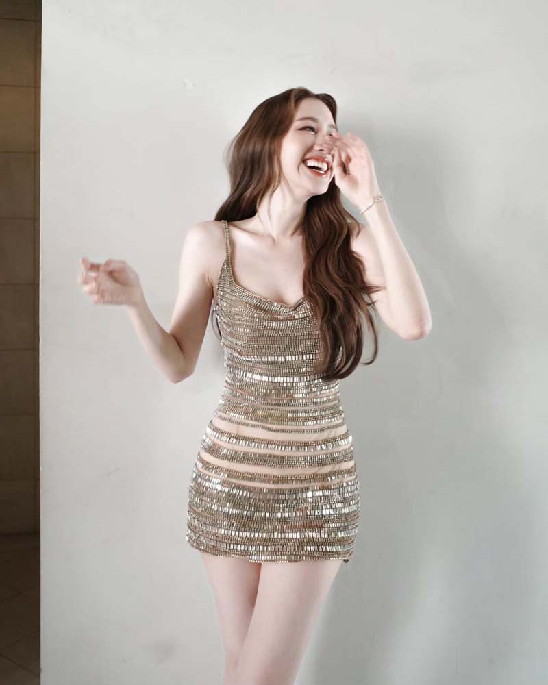 พิม พิมประภา นุ่งสายเดี่ยวกระโปรงสั้นวิบวับ ลุคนี้สวยฉ่ำแบบตะโกน