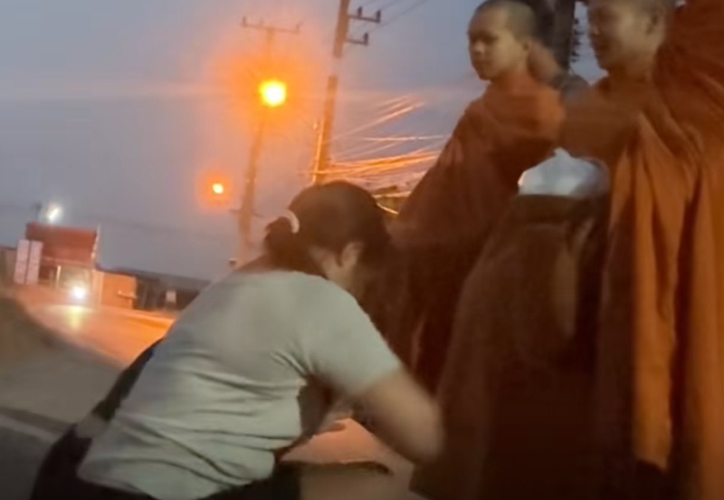 ใส่บาตร