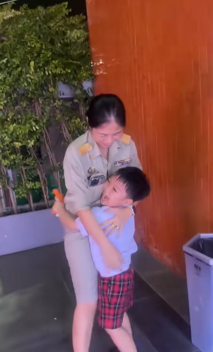 ตู้คีบตุ๊กตา