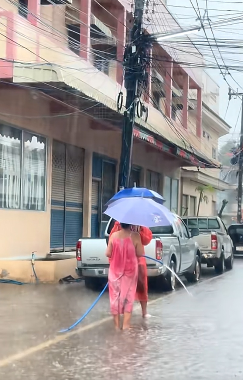 ฝนตกน้ำท่วม