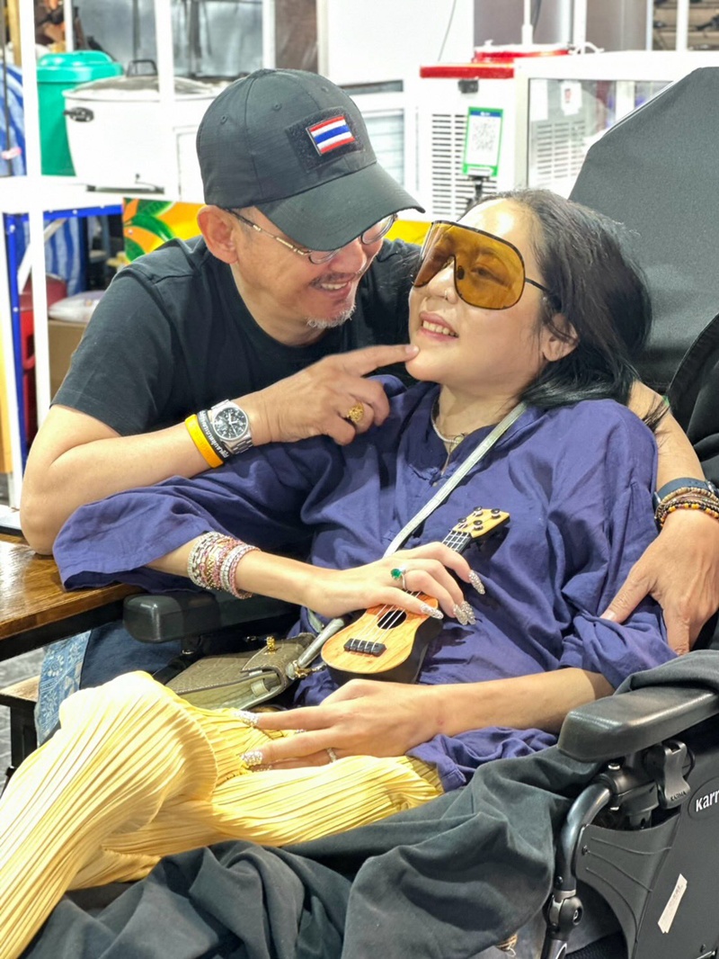 นายพลดอลล่าร์ คุณหญิงบัว 