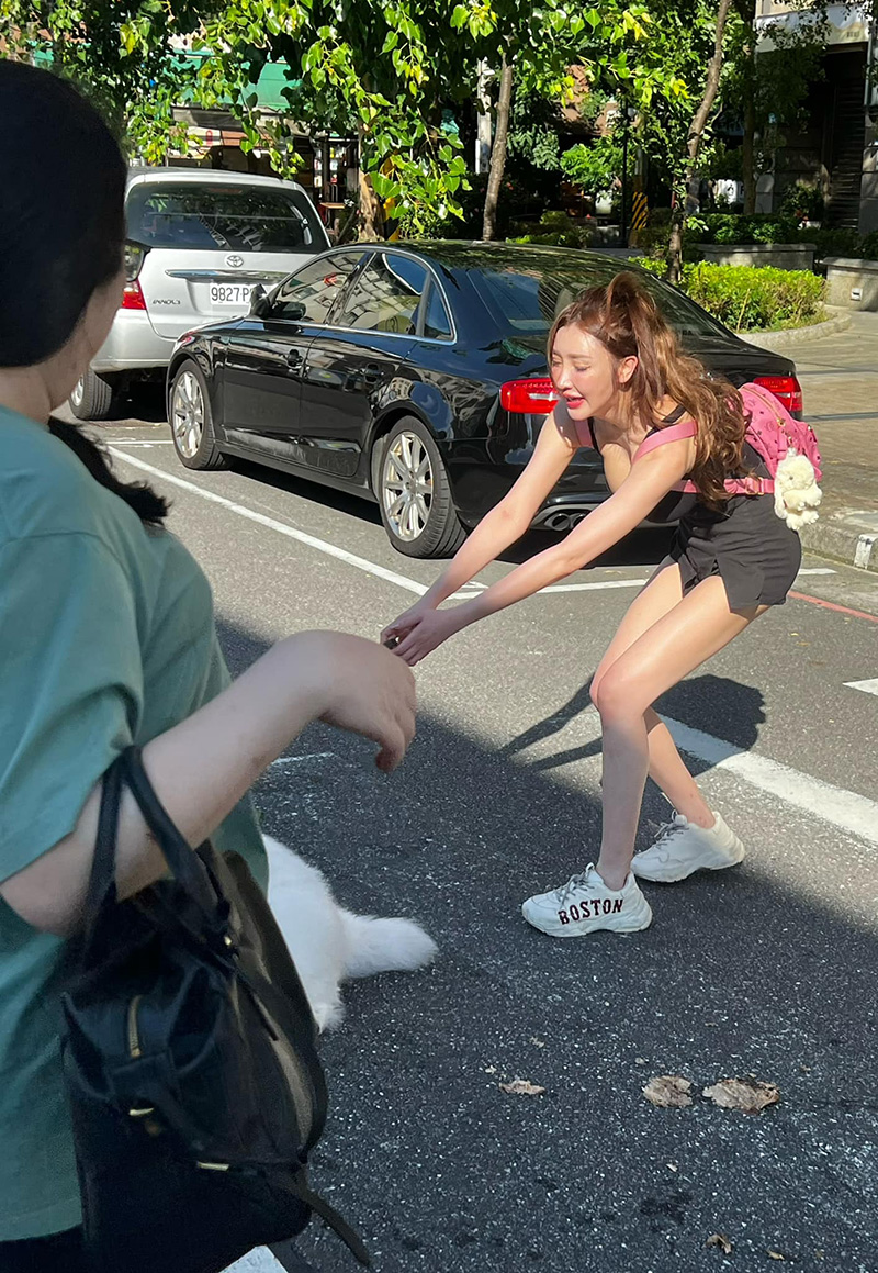 สาวจูงหมาตัวโต