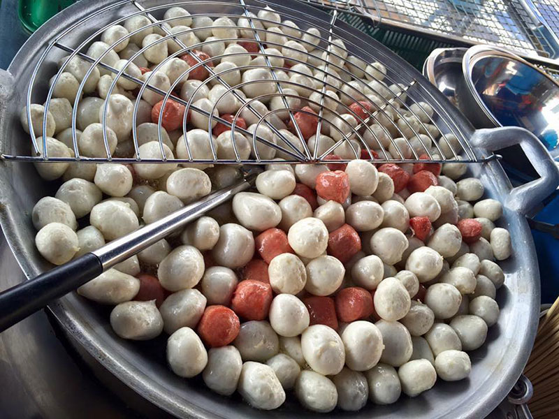 ลูกชิ้นยืนกิน