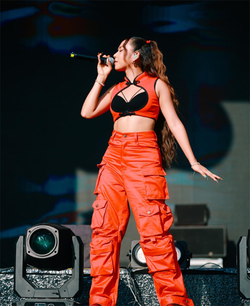 แฟชั่นชุดร้องเพลง