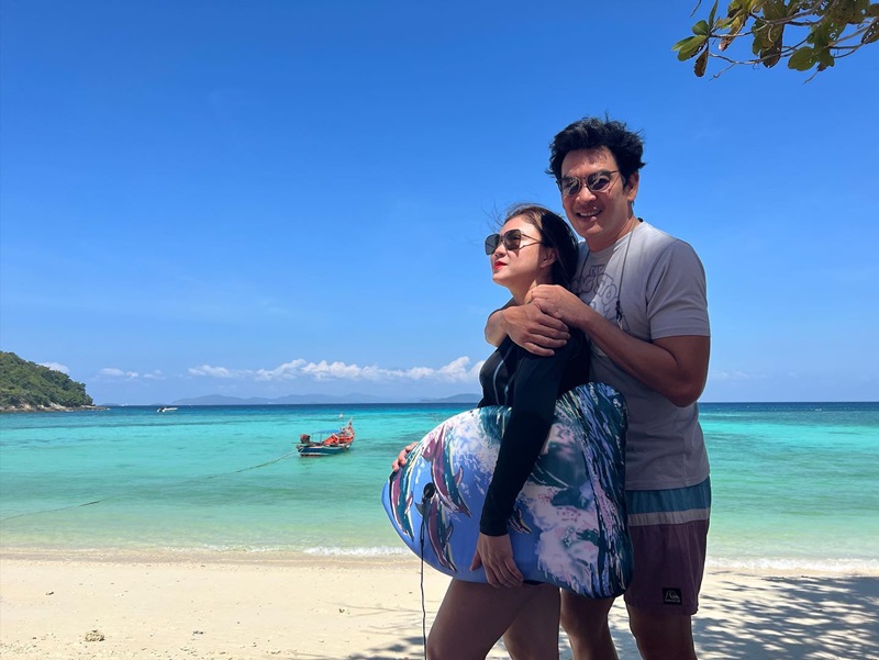 ชาคริต แย้มนาม