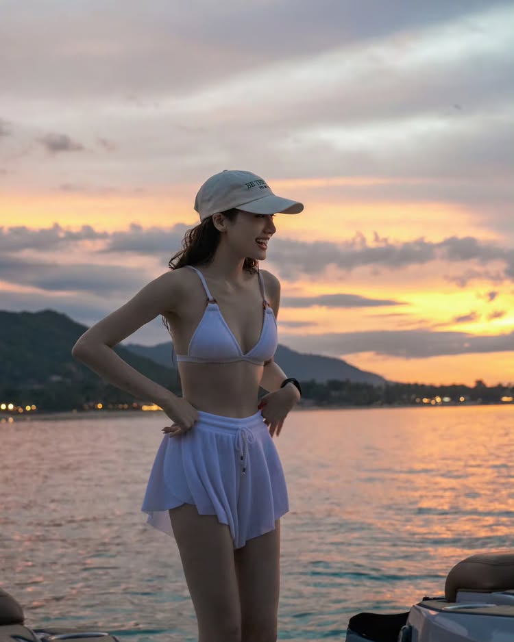 พิม พิมประภา ชีเสิร์ฟ นุ่งบิกินี่ชมอาทิตย์ตกดินริมทะเลสาป