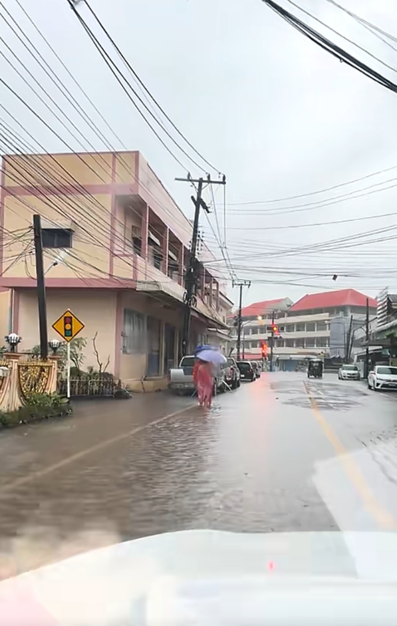 ฝนตกน้ำท่วม