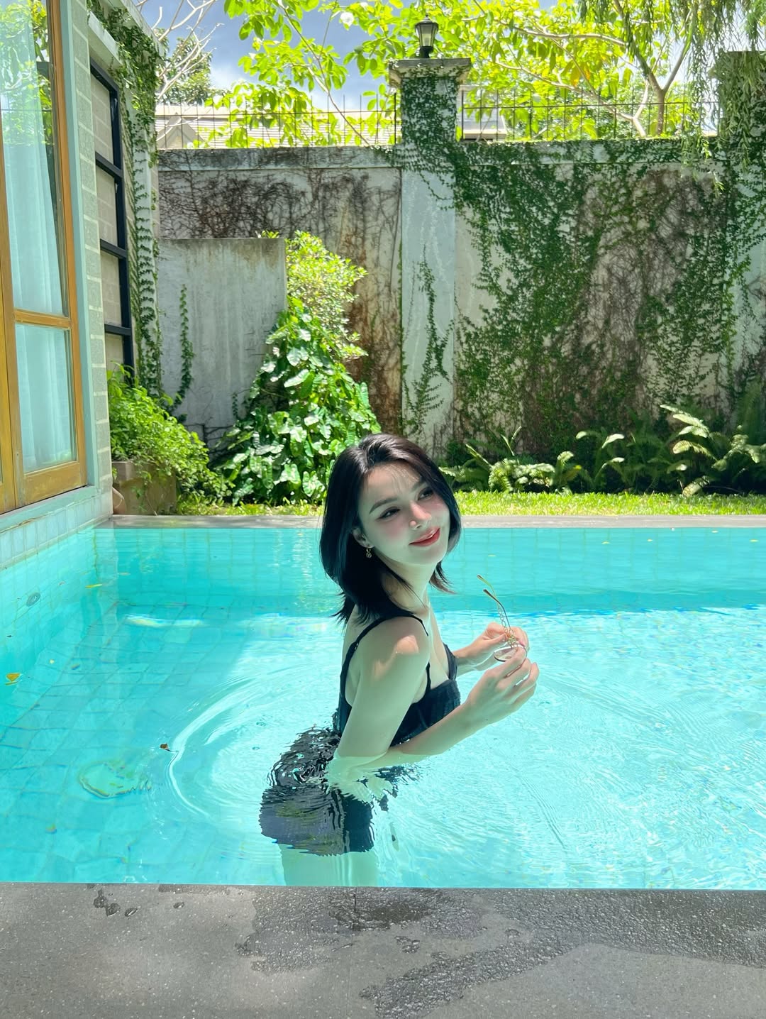 มีมี่ กัลยรัตน์ ปล่อยภาพเด็ด ใส่วันพีซเล่นน้ำ