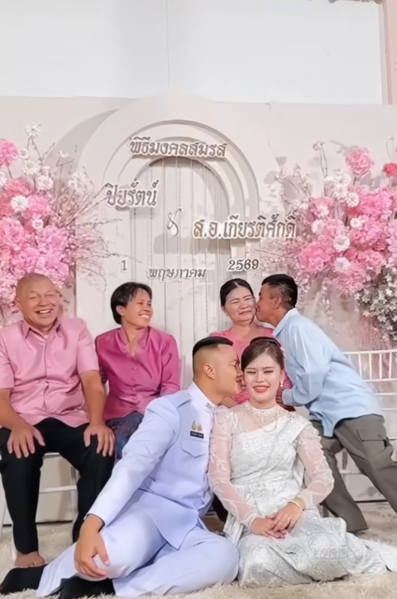 เจ้าบ่าวหอมแก้มเจ้าสาว