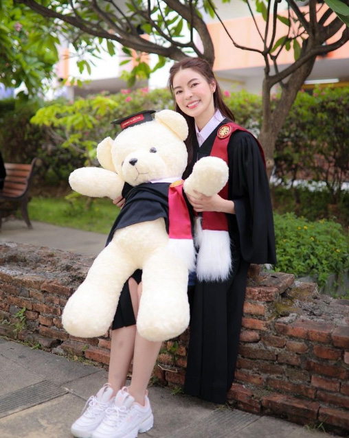 เอวา ปวรวรรณ หรือ เอวา ตลกหกฉาก สาวสวย รวย เก่ง ทายาทธุรกิจหมื่นล้าน