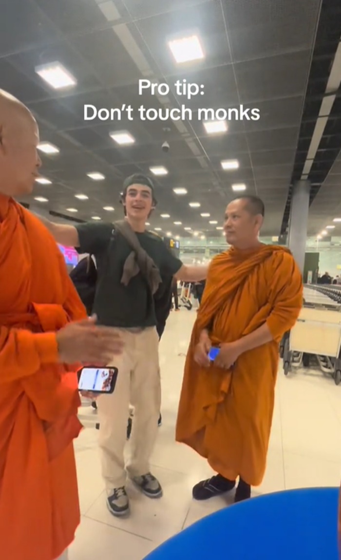 ถ่ายรูปกับพระ