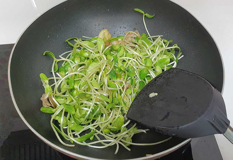 ต้นอ่อนทานตะวันผัดน้ำมันหอย