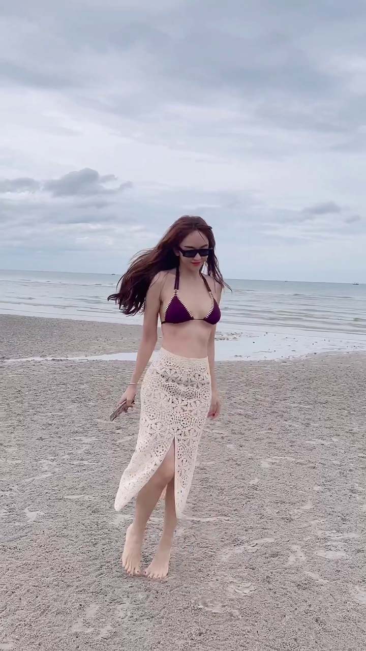 เป้ย ปานวาด ชุดว่ายน้ำ