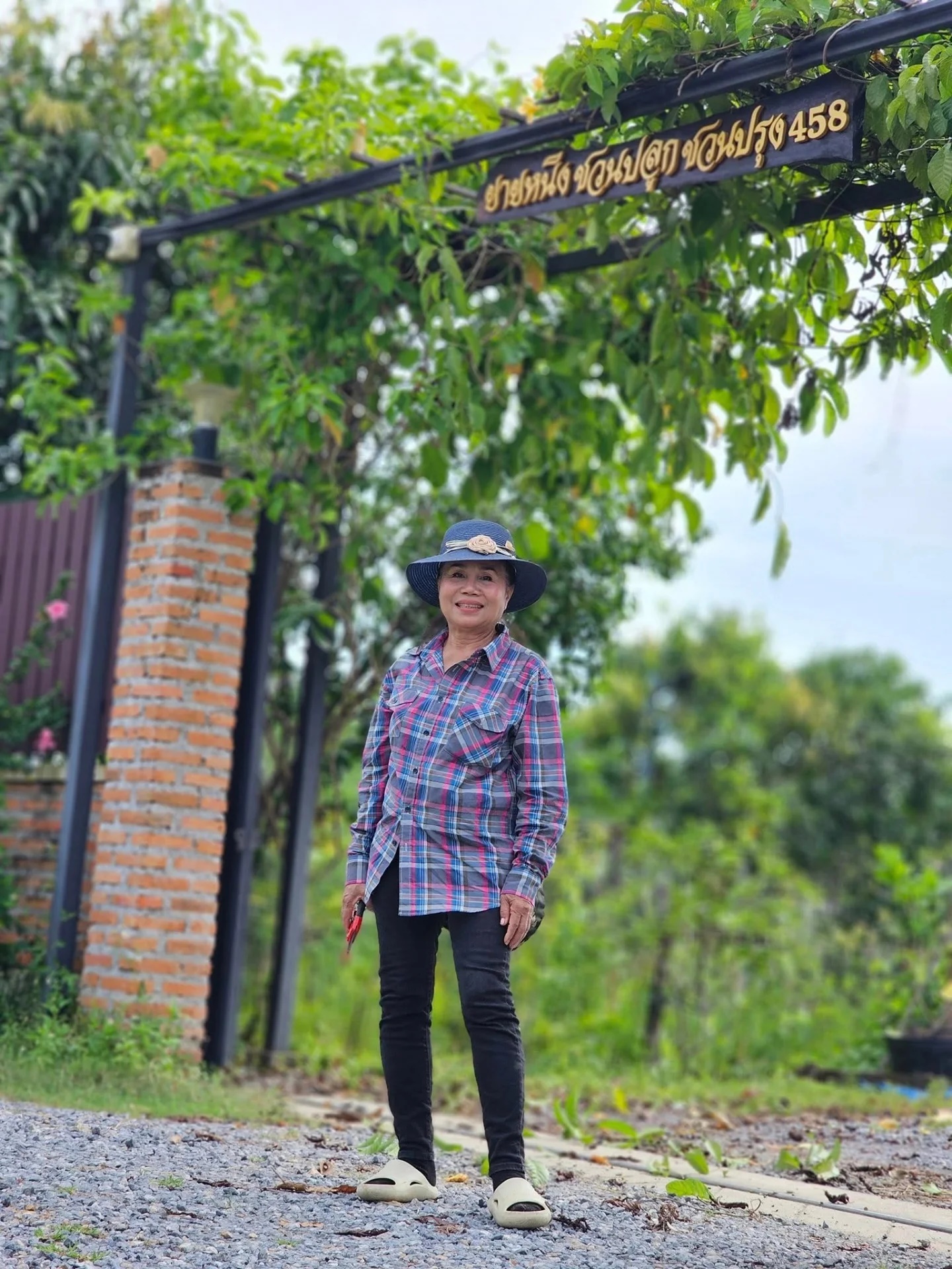 ยายหนิง แม่ชมพู่ อารยา ถือฤกษ์วันดีขึ้นป้ายหน้าสวน