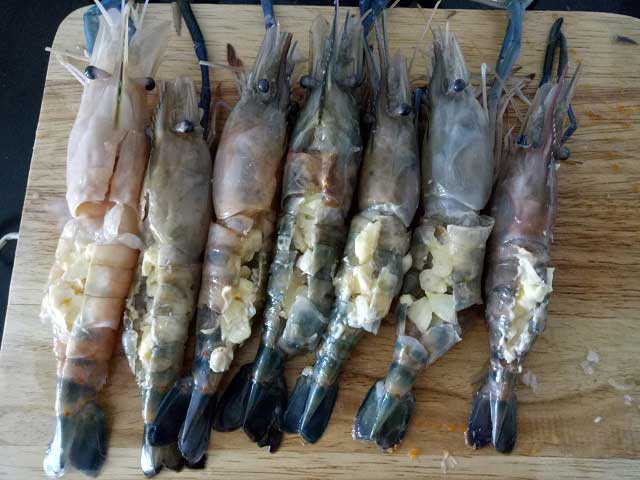 กุ้งอบเนยกระเทียม