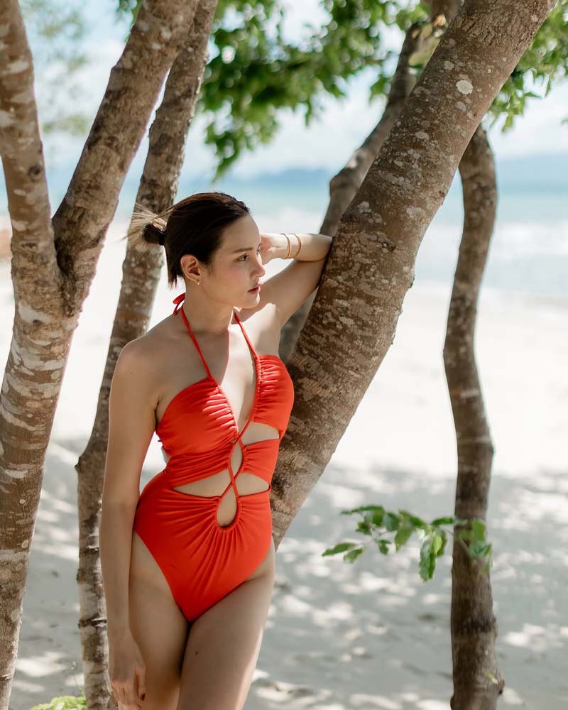 หญิง รฐา ใส่วันพีซแหวกเว้าทั้งตัว ปล่อยอารมณ์ชิล ๆ ริมชายหาด