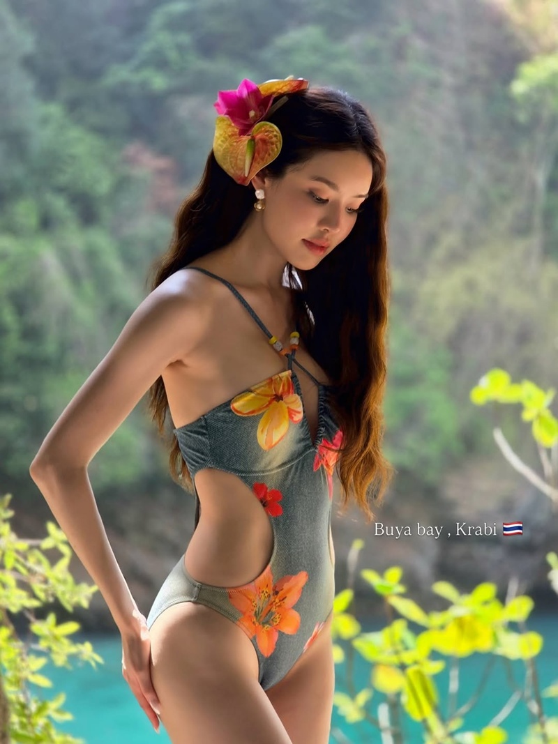 เกรซ กาญจน์เกล้า ชุดว่ายน้ำ