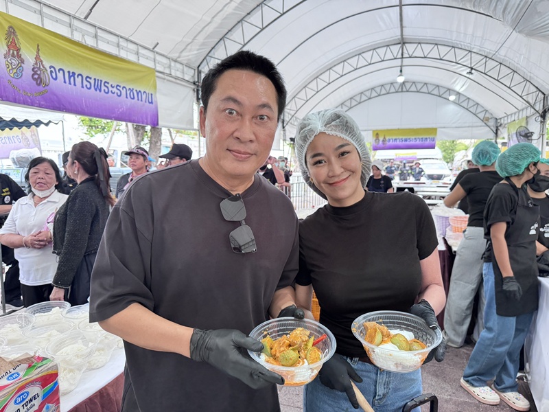 จูน กษมา นั่งกินข้าวเฝ้าร่างไร้วิญญาณเหยื่อน้ำท่วมหาดใหญ่